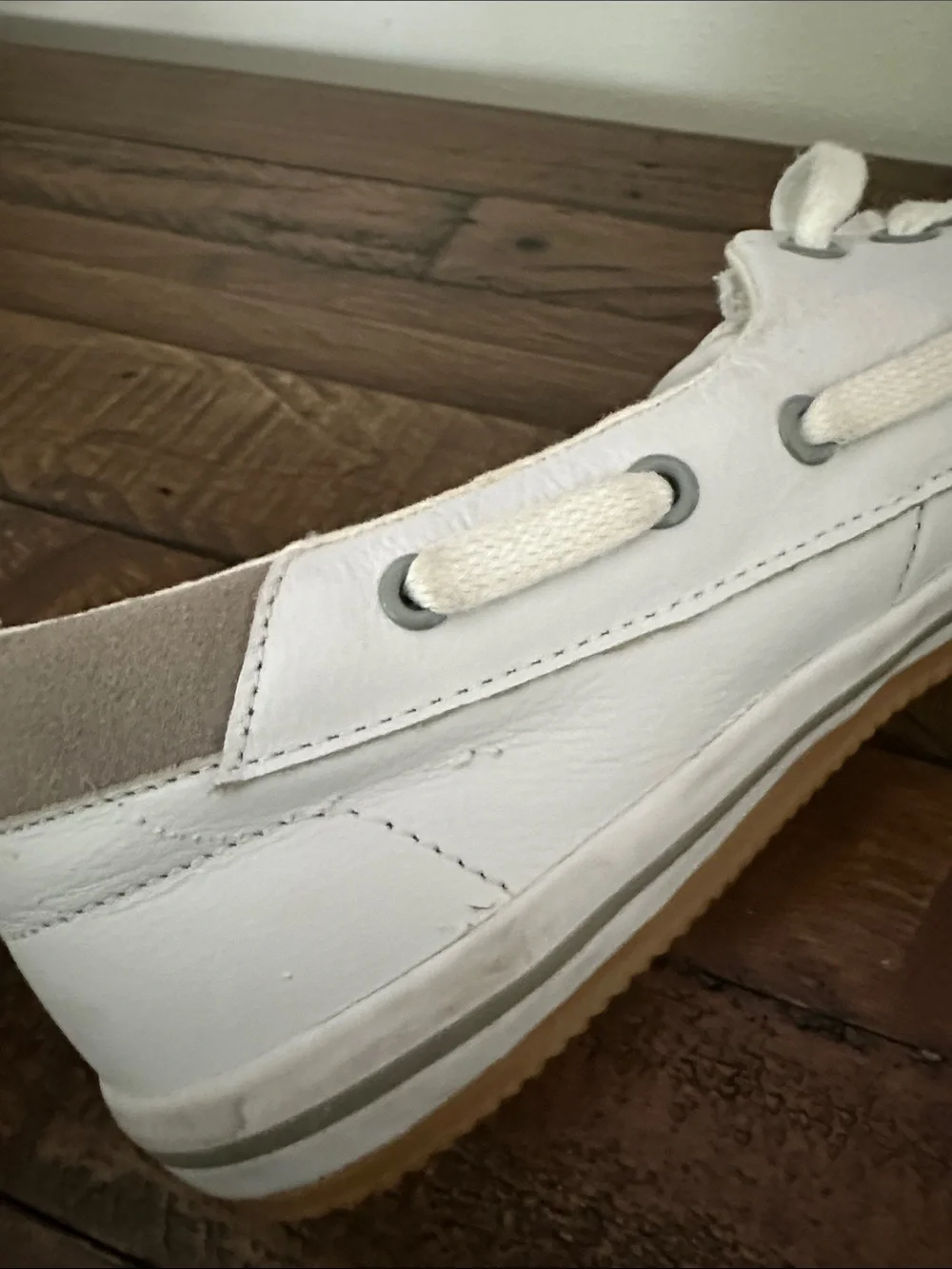 Lacoste Men’s White Leather Slip On Boat Shoe Size 10